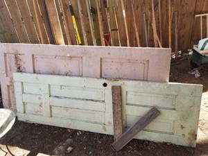 lot 370 image: Selection of 2 wooden doors (F)
