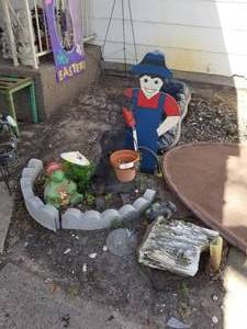 lot 383 image: Outdoor yard decor. (F)