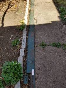 lot 389 image: Metal edging 4 pieces (F)
