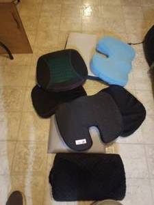 lot 216 image: Selection of cushions (E)