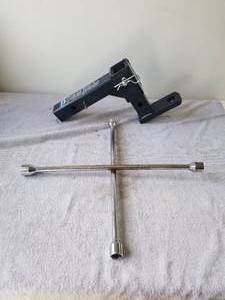 lot 2 image: Reese hitch and 4-way lug wrench