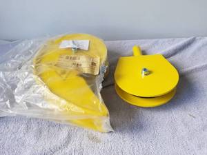 lot 10 image: Pulley bracket assembly