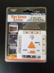 lot 25 image: LYNX 12-LED LIGHT WITH MOTION AND DAWNDUSK SENSORS  WHITE #00026
