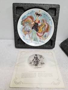 lot 38 image: Selection of 4 decorative plates