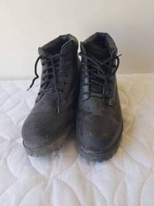 lot 195 image: Pair of Skechers black boots