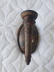 lot 68 image: Wall mounted light fixture