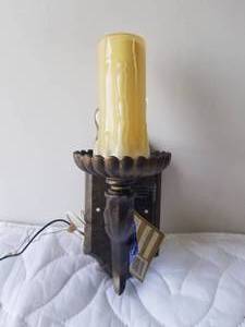 lot 92 image: Wall mounted light fixture
