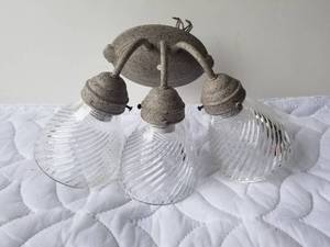 lot 139 image: Wall mounted light fixture