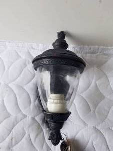 lot 179 image: Wall mounted light fixture