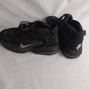 lot 219 image: NIKE SHOES SIZE 7Y BOYS