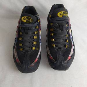 lot 220 image: Nike Air Max size 7y