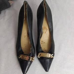 lot 223 image: COACH KITTEN HEEL PUMPS 7B