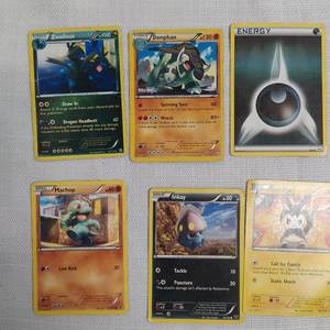 lot 21 image: 8 Pokemon Cards