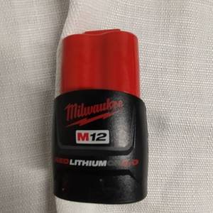 lot 63 image: MILWAUKEE M12 RED LITHIUM 2.0 BATTERY