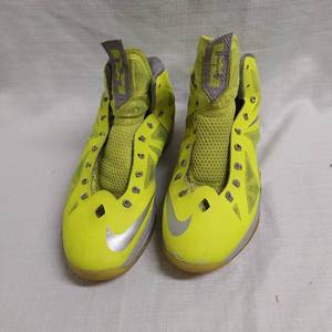 lot 97 image: Nike Shoes Size 9.5 Mens