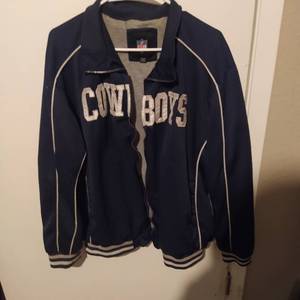 lot 120 image: DALLAS COWBOYS ZIP UP JACKET XL BLUE AND GRAY