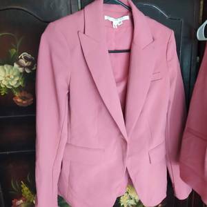 lot 109 image: VERONICA BEARD PINK SUIT sz 8