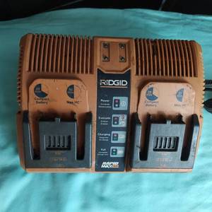 lot 112 image: RIDGID BATTERY CHARGER  CONDITION WORKING