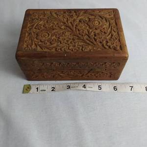 lot 235 image: VINTAGE HAND CARVED HANDMADE WOOD BOX OR TRINKET BOX FLOWERS