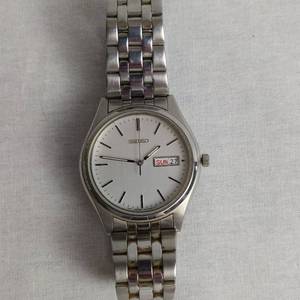 lot 228 image: Seiko watch