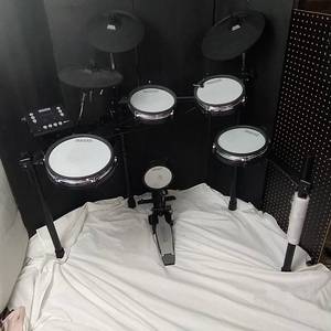 lot 1 image: Simmons Electric Drum Set 8 Pieces Tested Works