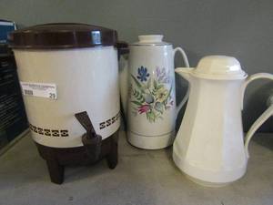 lot 29 image: Electric coffee maker has plug- 2 coffee warmers no plugs