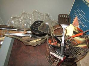 lot 32 image: Tin full of kitchen gadgets and bowl full of knives
