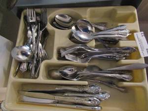 lot 33 image: Tray of flatwear- tea spoons, knifes, forks, over 30 pieces