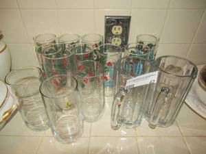 lot 42 image: 8 Christmas tea glasses 4 clear tea glasses and 2 beer mugs