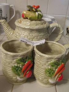 lot 49 image: Lefton teapot covered with 2 mugs