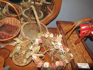 lot 84 image: Various sized wicker baskets  all sizes