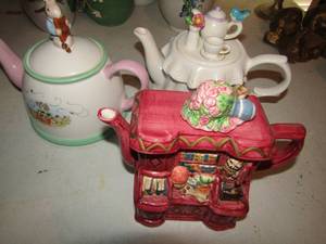 lot 86 image: Book shelf design tea pot, Beatrix Potter teapot Teleflora tea set top tea pot