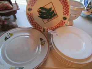 lot 96 image: 6 LIMOGE Plates    2 decor plates peas