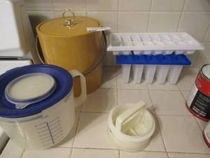 lot 143 image: Yellow covered ice bucket popsicle ice tray