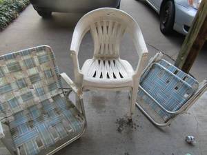 lot 108 image: 2 white plastic chairs 2 fold up lawn chairs