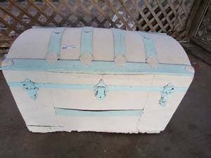 lot 119 image: Teal white trunk sturdy but needs repairs 21x 35x18