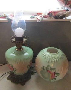lot 7 image: Vintage GONE WITH THE WIND Lamp  bottom in great shape works,  top globe has a hole in it (place to wall and you wont realize its there)