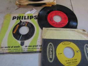 lot 160 image: Various size 45 records Hermans hermits, Carpenters, etc.