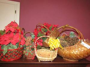 lot 177 image: Large lot of wicker baskets. Some with pine cones and flowers