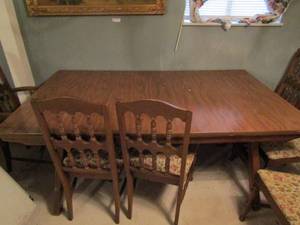 lot 2 image: Dining table with 1 leaf and 6 chairs nice condition no scratches been covered for years 28x71x42