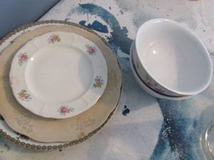 lot 189 image: 2 flower bowls, 2 tea rose saucers 2 dcor plates