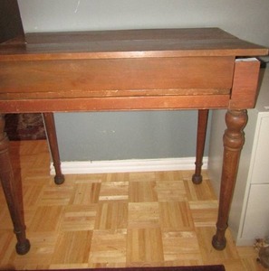 lot 197 image: 34x 34x19 vintage desk 1 small drawer slide out keyboard table