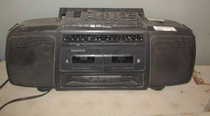 lot 203 image: Magnavox turbo vase cassette player with built in speaker