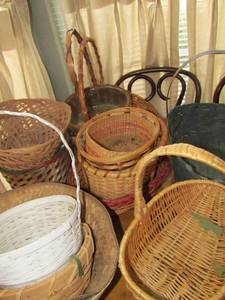 lot 206 image: Lot of wicker baskets and planters