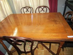 lot 21 image: Vintage dining table and 4 chairs