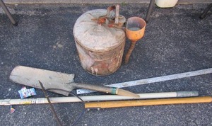 lot 214 image: Vintage gas can, shovel with broken handle dirt leveler and metal yard stick