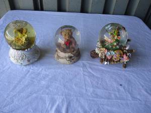 lot 82 image: Lot Of 3 Musical Glitter Globes, 2-Wind up and 1 battery powered