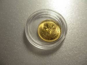 lot 8 image: Dos Y Medio Pesos 1945 Gold Coin In Capsule- About  2.8 Grams