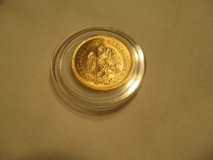 lot 16 image: Cinco Pesos 1955 Gold Coin In Capsule. About 4.15 Grams
