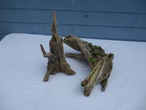 lot 153 image: 2- Plastic Aquarium  Terrarium Decorations
